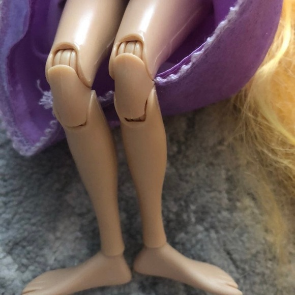 Rapunzel tangled 16 point articulation doll - Picture 4 of 10